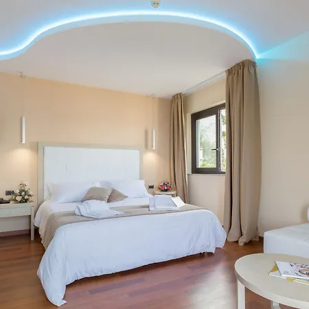 Esperia Hotel 4*